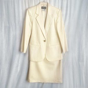 Sag Harbor women's business sut (Blazer & skirt set) Wool. Size 8P. Light Ivory